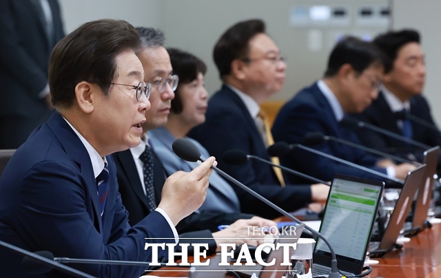 이재명 대통령은 1일 최근 주식시장, 금융시장이 정상화되면서 대체 투자수단으로 조금씩 자리잡아 가는 것 같다. 이 흐름을 잘 유지해야 된다고 주문했다. 이 대통령이 이날 용산 대통령실에서 주재한 제27회 국무회의에서 발언하고 있다. /뉴시스