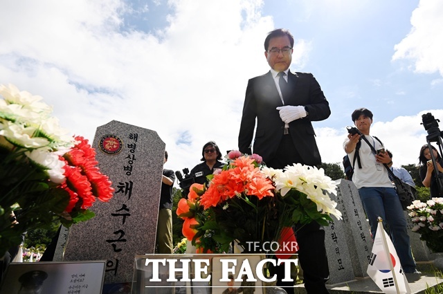 이명현 순직해병대원 특별검사를 비롯한 특검팀이 1일 오전 대전 유성구 대전현충원 고 채수근 상병 묘역를 참배한 뒤 둘러보고 있다. (공동취재) /뉴시스