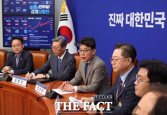 진성준 더불어민주당 정책위의장(왼쪽에서 3번째)이 지난달 30일 서울 여의도 국회에서 열린 민주당·경제단체 상법 간담회에서 발언을 하고 있다. /뉴시스