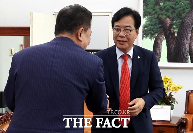 김병기 더불어민주당 당대표 직무대행 겸 원내대표와 송언석 국민의힘 비상대책위원장 겸 원내대표가 1일 오후 서울 여의도 국회에서 비공개 회동을 하고 있다. /뉴시스