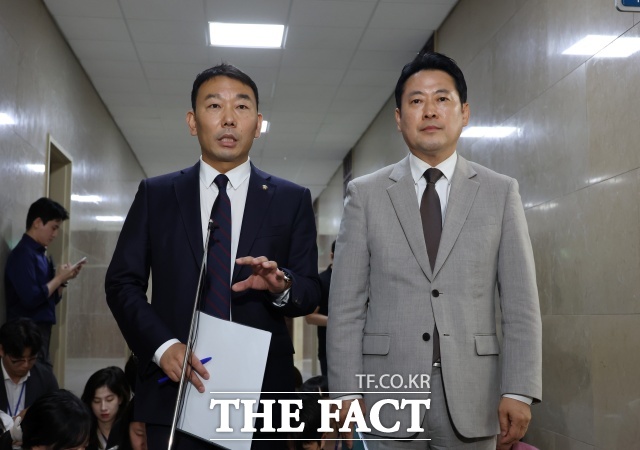 여야가 2일 상법 개정안을 합의 처리하기로 했다. 사진은 김용민 더불어민주당 법사위 간사와 장동혁 국민의힘 법사위 간사가 2일 서울 여의도 국회에서 상법 개정 관련 논의를 마친 뒤 기자들에게 브리핑을 하고 있는 모습. /뉴시스