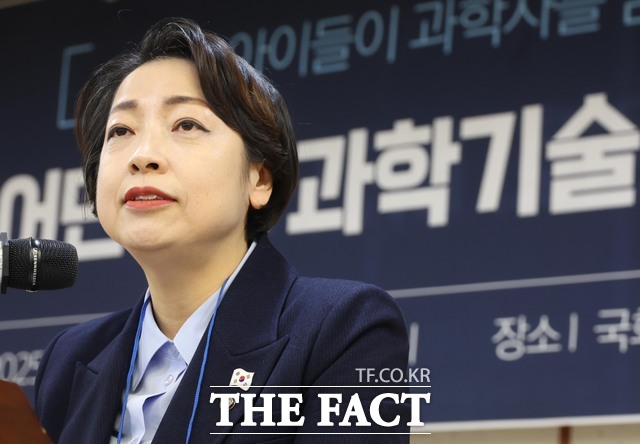 황정아 국정기획위원회 경제2분과 인공지능(AI)·과학기술·우주항공방위산업소위원장은 2일 내년도 연구개발(R&D) 예산 확대를 위해 국가과학기술자문회의 심의 의결 기한을 연장하는 내용의 과학기술기본법 일부개정안을 발의했다. /뉴시스