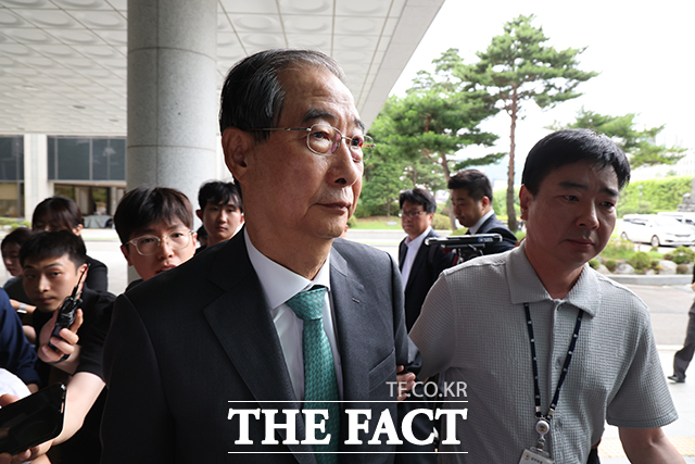 한덕수 전 국무총리가 2일 내란특검 조사를 받기 위해 서울 서초구 서울고검 청사로 출석하고 있다. /뉴시스