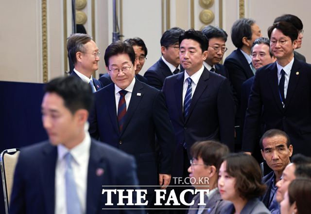 이 대통령이 3일 청와대 영빈관에서 열린 대통령의 30일, 언론이 묻고 국민에게 답하다 기자회견에 입장하고 있다. /뉴시스