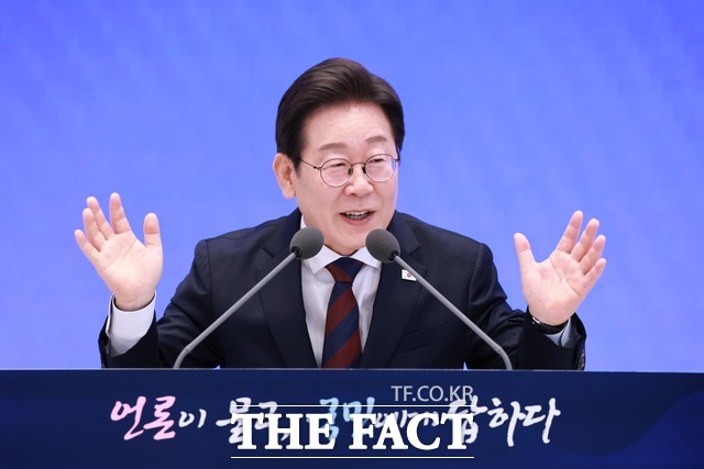 이재명 대통령이 3일 청와대 영빈관에서 열린 대통령의 30일, 언론이 묻고 국민에게 답하다 기자회견에서 출입기자 질문에 답변하고 있다./뉴시스