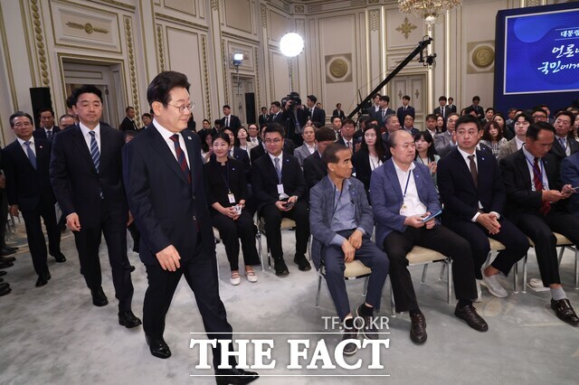 이재명 대통령이 3일 청와대 영빈관에서 열린 대통령의 30일, 언론이 묻고 국민에게 답하다 기자회견에 입장하고 있다./뉴시스