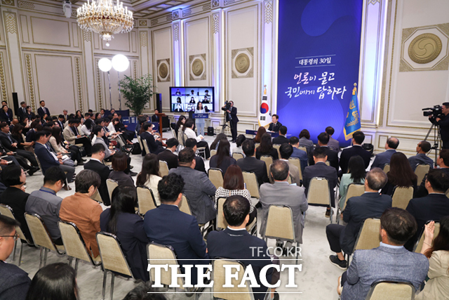 이번 기자회견은 이 대통령의 소통 의지를 반영해 타운홀 미팅 형식으로 꾸려졌다. /뉴시스