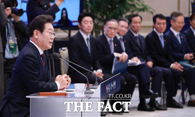 이 대통령은 AI, 반도체 등 첨단기술산업, 에너지 고속도로를 비롯한 재생에너지산업, 문화산업에 이르기까지, 투자를 아끼지 않겠다며 코스피 5,000 시대를 준비하겠다고 밝혔다. /뉴시스