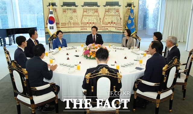 이재명 대통령이 3일 오후 서울 한남동 관저에서 비교섭단체 야5당 지도부와 오찬을 함께 하며 대화를 나누고 있다. /뉴시스