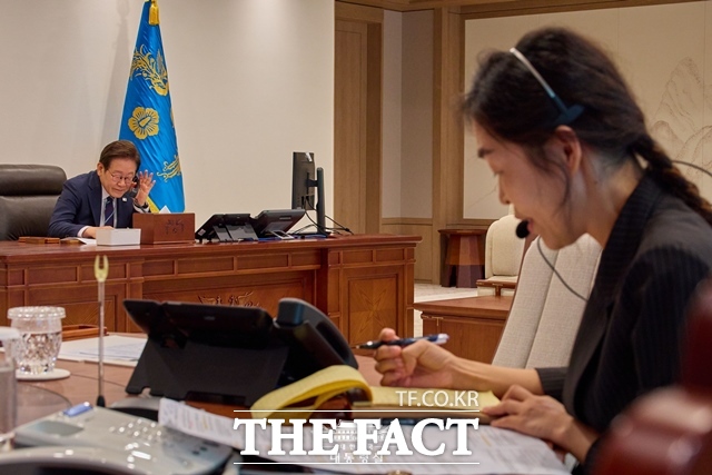 이재명 대통령은 3일 오후 마르크 뤼터 북대서양조약기구(NATO) 사무총장과 취임 뒤 첫 통화를 가졌다. 이 대통령이 1일 오후 용산 대통령실에서 모하메드 빈 자이드 알 나흐얀 아랍에미리트연합국(UAE) 대통령과 정상통화를 하고 있다. /대통령실