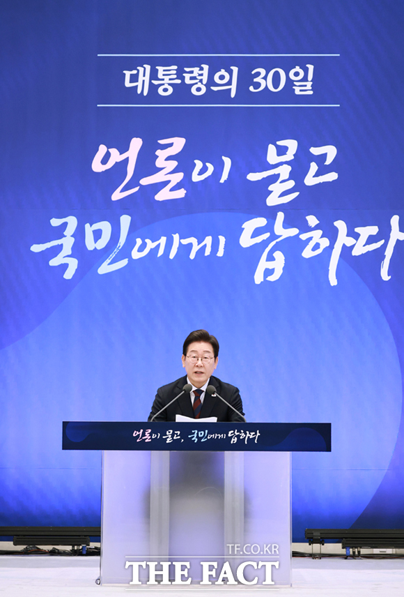 이 대통령은 무너진 민생 회복을 위해 전력을 다하고 있다라며 취임 후 1호 지시로 비상경제점검TF를 즉시 가동, 어느 정부보다 빠르게 30.5조 원 규모의 추경안을 마련했다고 밝혔다. /뉴시스