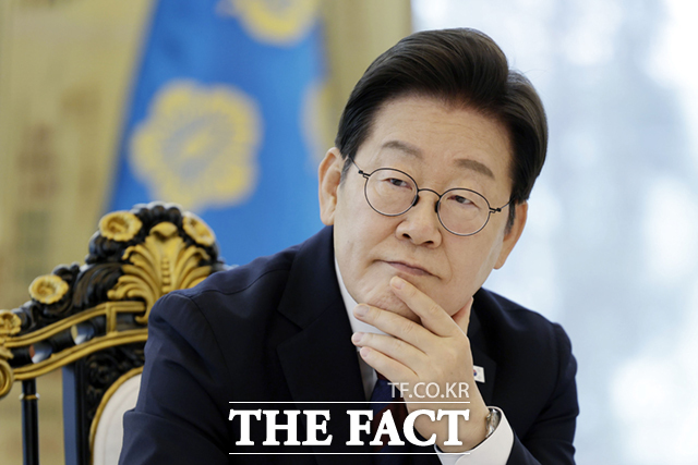 이재명 대통령이 3일 서울 한남동 관저에서 열린 국회 비교섭단체 지도부와 오찬회동에서 참석자 발언을 듣고 있다. /뉴시스