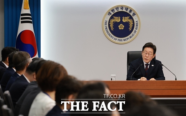 이재명 대통령이 3일 용산 대통령실에서 주재한 2차 수석·보좌관회의에서 발언하고 있다. /뉴시스