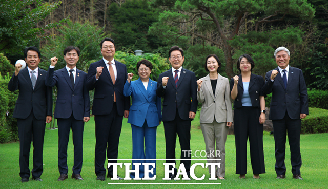 이재명 대통령이 3일 서울 한남동 관저에서 국회 비교섭단체 지도부와 오찬회동에 앞서 기념촬영을 하고 있다. 왼쪽부터 윤종오 진보당 원내대표, 한창민 사회민주당 당대표, 천하람 개혁신당 당대표권한대행, 김선민 조국혁신당 당대표권한대행, 이 대통령, 김재연 진보당 상임대표, 용혜인 기본소득당 당대표, 서왕진 조국혁신당 원내대표. /뉴시스