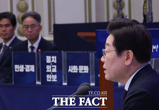 일문일답은 사전 조율 없이 즉석에서 이뤄질 예정이며, 주요 질문 분야는 민생·경제, 정치·외교·안보, 사회·문화, 기타 등 네 분야로 나뉜다. /뉴시스