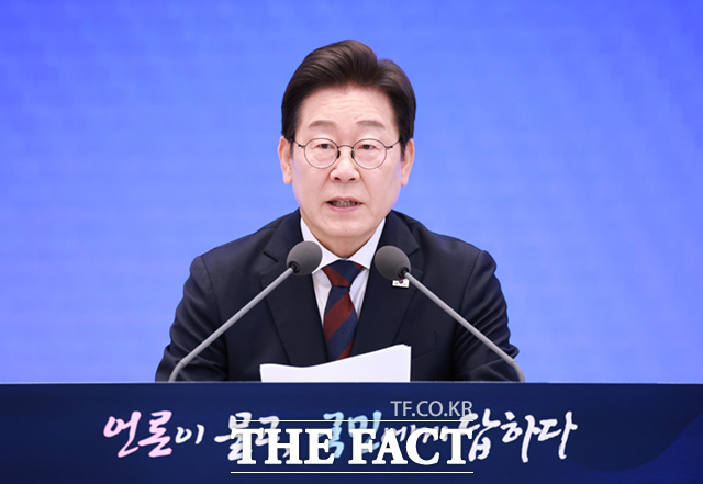 이재명 대통령이 3일 열린 취임 30일 기자회견에서 민생의 고통을 덜어내고 다시 성장·도약하는 나라를 만드는 것이 최우선 과제라고 강조했다. /뉴시스