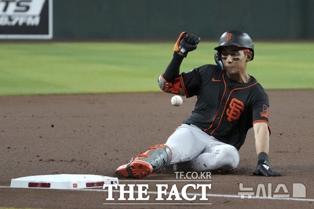 3일(한국시간) 애리조나전에서 1회초 우중간 펜스를 직접 때리는 타구를 날린 이정후가 빠른 발로 3루에 안착하고 있다. /피닉스=AP.뉴시스