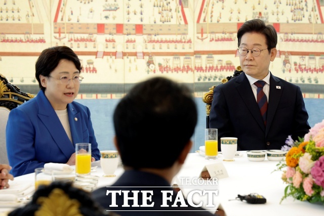 조국혁신당이 3일 이재명 대통령을 향해 검찰개혁을 완수한 첫 대통령이 돼달라고 요청했다. /뉴시스