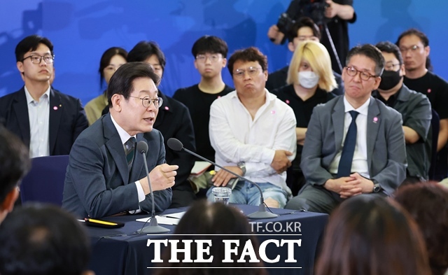 이재명 대통령이 대통령 제2집무실 세종 설치를 두고 속도를 내 보겠다고 약속했다. 이 대통령이 4일 오후 대전컨벤션센터에서 열린 국민소통 행보, 충청의 마음을 듣다 타운홀미팅에서 발언하고 있다. /뉴시스