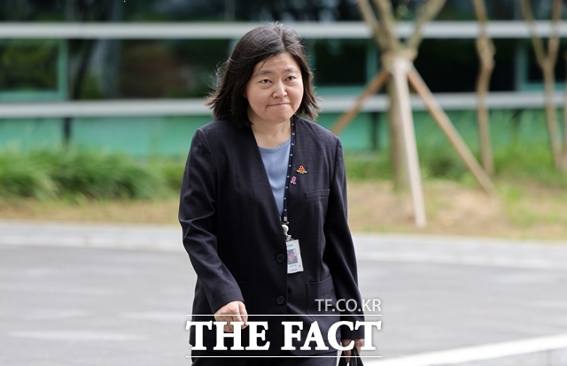 2018년 강원랜드 수사 외압을 폭로했던 안미현 서울중앙지검 검사가 임은정 서울동부지검장을 향해 검찰 개혁의 시대적 흐름에 저항할 생각은 없다며 그 방향과 방법을 알려달라고 말했다. 사진은 임은정 신임 서울동부지검장이 지난 4일 서울 송파구 서울동부지방검찰청으로 출근하는 모습. /뉴시스