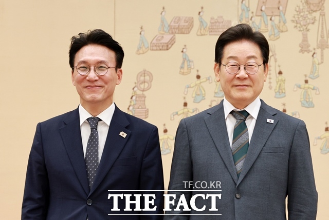 이재명 대통령이 4일 용산 대통령실에서 김민석 신임 국무총리에게 임명장을 수여한 뒤 함께 기념촬영을 하고 있다. /뉴시스