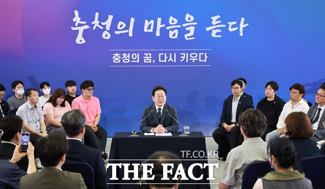 이재명 대통령이 4일 오후 대전컨벤션센터에서 열린 국민소통 행보, 충청의 마음을 듣다 타운홀미팅에서 발언하고 있다. /뉴시스