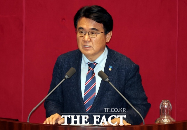 황운하 조국혁신당 의원이 4일 오후 서울 여의도 국회에서 열린 제426회 국회(임시회) 제5차 본회의에서 2회 추가경정예산안 중 검찰특활비 포함에 대한 반대토론을 하고 있다. /뉴시스