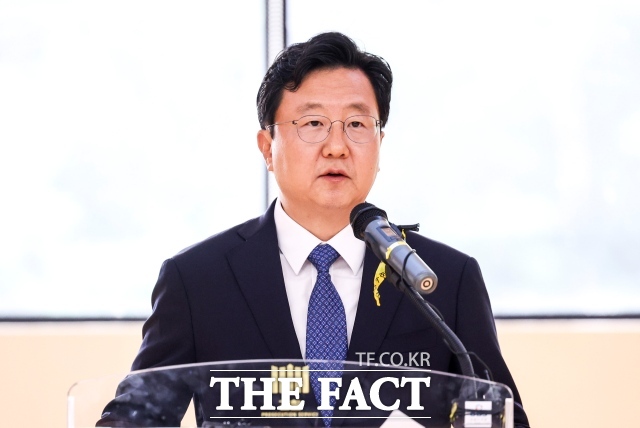 정진우 신임 서울중앙지검장이 4일 오전 취임사를 통해 현재 검찰의 역할과 기능에 대해 활발한 개혁 논의가 진행 중에 있다며 이럴 때일수록 개혁 논의의 출발점이 된 우리의 검찰권 행사에 대해 스스로 솔직하게 되돌아보고 잘못된 것은 바로잡아야 한다고 강조했다.