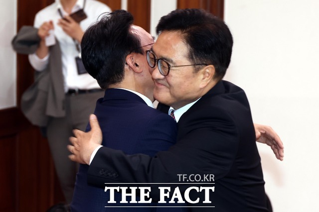 우원식 국회의장이 4일 오후 서울 여의도 국회의장 집무실에서 김민석 국무총리와 면담을 나누기 전 포옹 인사를 하고 있다. /뉴시스