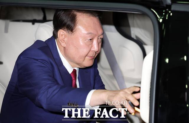 윤석열 전 대통령이 5일 오후 서울 서초구 서울고등검찰청에 마련된 내란특검 사무실에서 2차 대면 조사를 마친 뒤 귀가하고 있다. 2025.07.05. /뉴시스