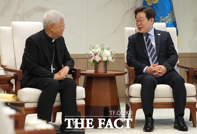 이재명 대통령이 7일 용산 대통령실에서 유흥식 추기경을 접견하고 있다. /뉴시스