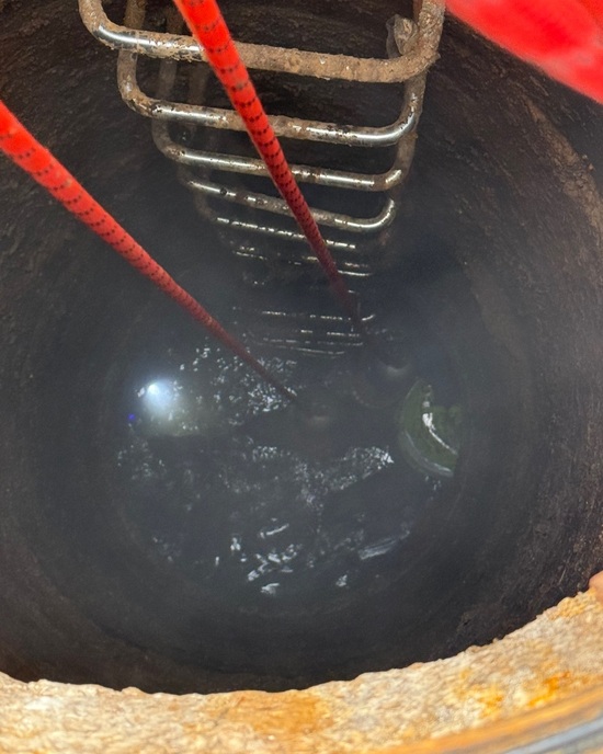 여름마다 밀폐공간에서 산소 결핍과 유독가스 중독으로 인해 사망하는 노동자가 발생하지만, 국회는 근본적인 대책을 내놓지 못하고 있다. 사진은 맨홀 질식 사망사고가 발생한 인천 계양구 병방동 한 도로 맨홀. /인천소방본부·뉴시스