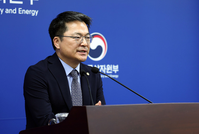 문신학 산업통상자원부 1차관은 8일 “다음 달 1일까지 사실상 미국의 상호관세 부과 유예가 연장된 상황에서 불확실성 해소를 위해 남은 기간 모든 역량을 총동원하겠다”고 밝혔다. 사진은 문 차관이 지난달 11일 정부세종청사 기자실을 방문한 모습. / 산업부