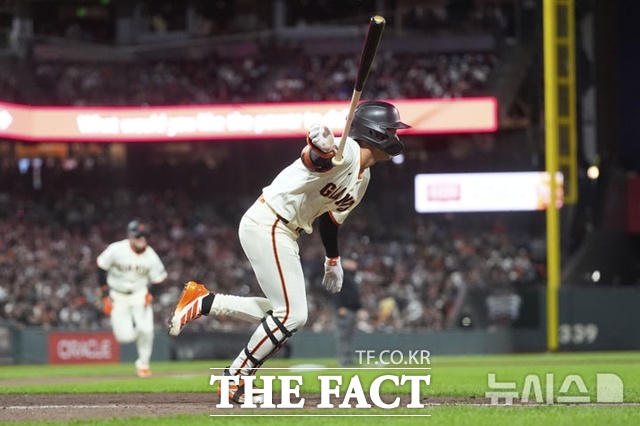 이정후가 8일(한국시간) 필라델피아전 8회말 1사 1,3루에서 1루수 땅볼을 때리고 있다. 이 타구로 3루 주자 맷 채프먼이 홈을 밟았다. /샌프란시스코=AP.뉴시스