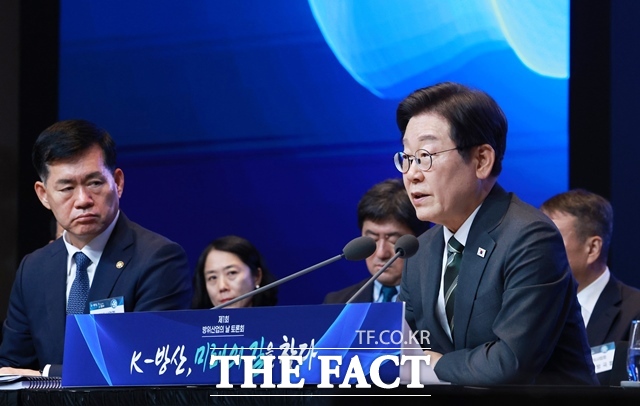 이재명 대통령이 8일 오후 서울 용산구 그랜드하얏트호텔에서 열린 K-방산 미래의 길을 찾다 토론회에서 발언하고 있다. /뉴시스