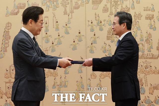 김용범 대통령실 정책실장은 8일 관세 협상 관련 대책회의를 열고 조속한 협의도 중요하지만 국익을 관철하는 것이 더욱 중요한 가치라고 강조했다. 이재명 대통령이 4일 용산 대통령실에 김 실장에게 임명장을 수여하고 있다. /뉴시스