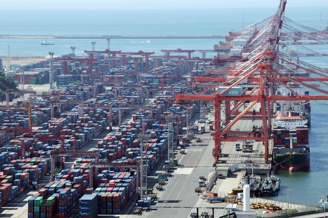 산업통상자원부와 코트라(KOTRA)는 9일 서울 마곡 코엑스에서 ‘2025 관세대응 수출바우처 플라자’를 개최했다. 사진은 지난 1일 부산 남구 신선대부두. / 뉴시스