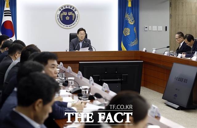 이재명 대통령은 10일 참모진에 기록적인 폭염에서 국민들의 건강과 재산을 지키기 위해서 각 부처가 가용한 행정력을 총동원해달라고 주문했다. 이 대통령이 이날 오후 용산 대통령실에서 주재한 제3차 수석·보좌관회의에서 발언하고 있다. /뉴시스