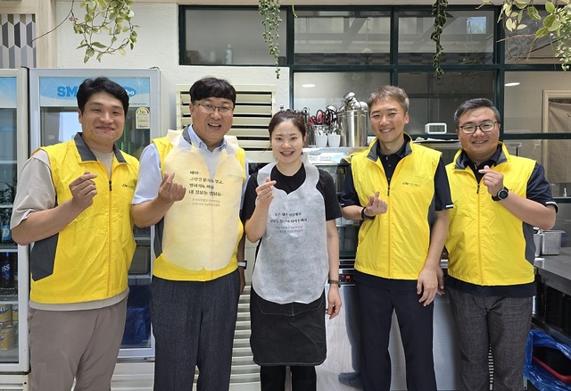 한국서부발전 관계자들이 지난 9일 태안의 한 음식점을 찾아 정보보호 문구가 새겨진 앞치마를 전달하고 기념촬영하고 있다. / 서부발전