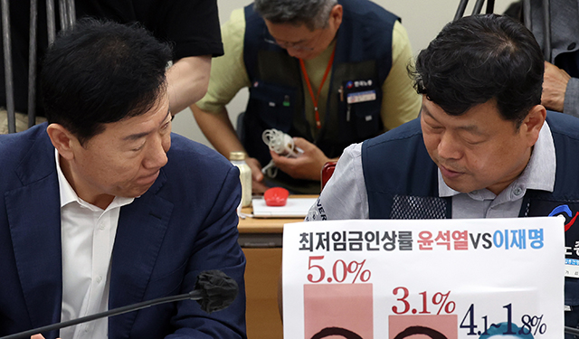 10일 세종시 정부세종청사에서 열린 최저임금위원회 제 12회 전원회의에서 류기정 사용자 위원과 류기섭 근로자 위원이 눈인사를 하고 있다./뉴시스