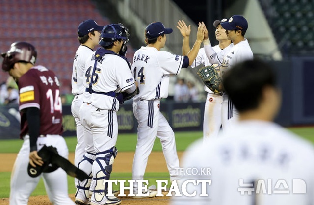 두산은 화수분 야구란 별명을 들을 정도로 선수층이 두터웠지만 몇 년 전부터 드래프트 순위에서 밀리고 리빌딩에 소극적으로 대하면서 팀 전력이 약화됐다. /뉴시스