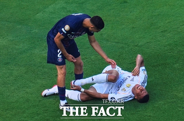 음바페 더비로 관심을 모은 준결승전에서 별다른 활약을 보여주지 못한 레알의 킬리안 음바페가 경기 중 고통을 호소하고 있다./이스트 러더퍼드=AP.뉴시스
