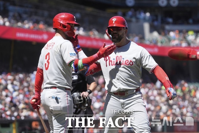 필라델피아 주포 카일 슈와버(오른쪽)가 10일(한국시간) 샌프란시스코전에서 8회초 시즌 29호 3점 홈런을 날린 뒤 브라이스 하퍼의 환영을 받고 있다. /샌프란시스코=AP.뉴시스