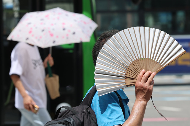 산업통상자원부는 10일 국무총리 주재 현안관계장관회의에서 ‘여름철 전력수급 전망 및 대책’을 발표했다. 사진은 지난 1일 서울 종로구 광화문광장 인근. / 뉴시스