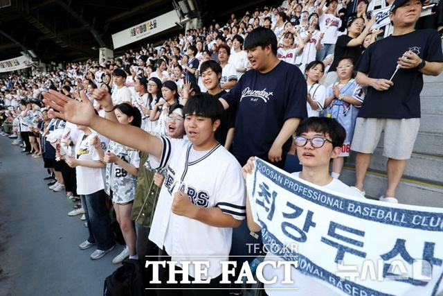 두산 베어스 팬들은 극성이란 말을 들을 정도로 팀에 대한 애착이 강한 걸로 잘 알려져 있다. 만년 상위권으로 믿었던 팀이 최근 몇 년 사이 하위권에서 맴돌자 실망한 팬들이 많다. /뉴시스