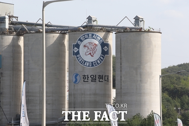 11일 법조계에 따르면 서울동부지법 형사합의11부(강민호 부장판사)는 조세법과 조세범처벌법 위반 혐의로 기소된 허 회장에게 징역 1년6개월에 집행유예 3년, 벌금 9억원을 선고했다. 벌금을 납입하지 않을 시 180만원을 1일로 환산한 기간 노역장 유치도 명해졌다. /뉴시스