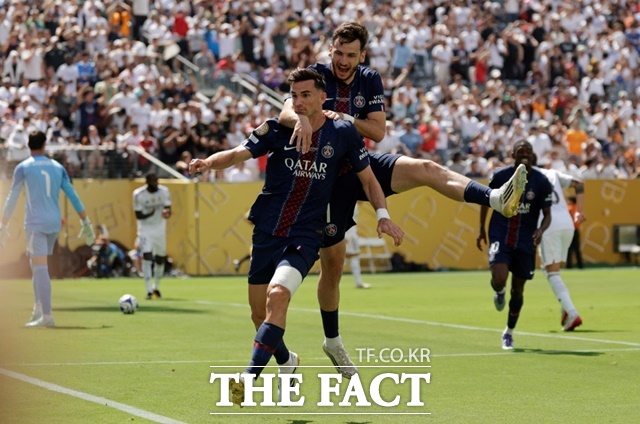 PSG의 미드필더 파비안 루이스(아래)가 10일 레알 마드리드와 2025 FIFA 클럽 월드컵 준결승전에서 전반 24분 만에 두 번째 골을 터뜨린 뒤 흐비차 크바라츠헬리아와 함께 세리머니를 펼치고 있다./이스트 러더퍼드(미 뉴저지주)=AP.뉴시스