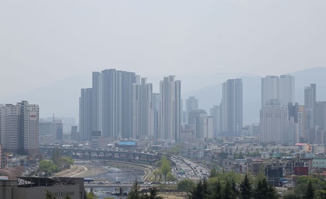 한국수력원자력은 산업통사자원부부와 코트라(KOTRA)가 진행하고 있는 ‘2025년 제2차 온실가스 국제감축 타당성조사 지원사업’에 선정됐다고 10일 밝혔다. 사진은 지난 4월 10일 대구지역 도심. / 뉴시스