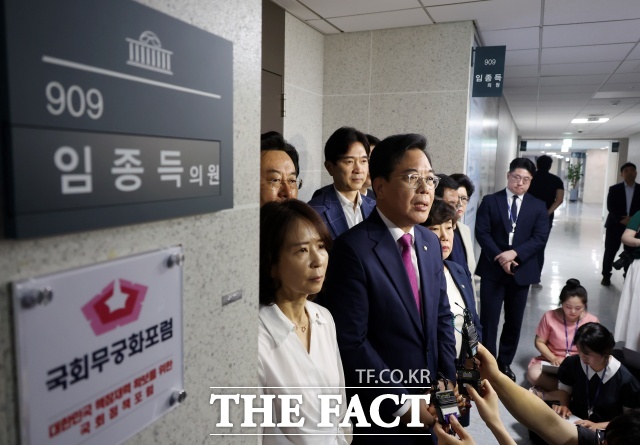 국민의힘 의원들은 11일 해병대원 순직사건 수사 방해 의혹을 수사 중인 특검이 자당 소속 임종득 의원에 대한 압수수색을 진행하자 임 의원 사무실 앞으로 모여 이를 규탄했다. /뉴시스