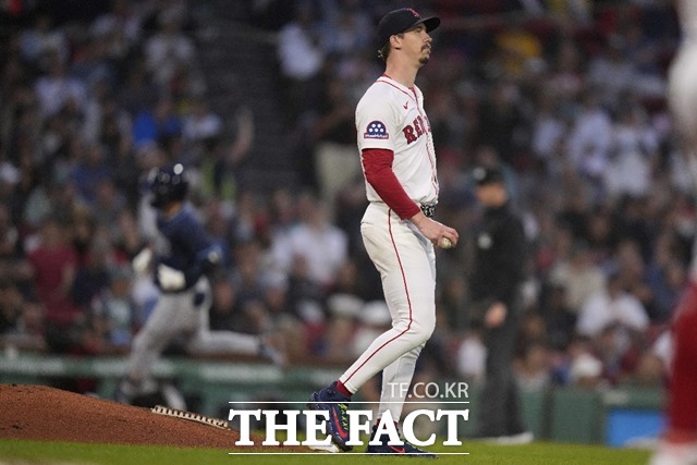 탬파베이 이적 후 첫 홈런을 기록한 김하성이 베이스를 도는 동안 역전을 허용한 보스턴 레드삭스 투수 워커 뷸러가 착잡한 표정을 감추지 못하고 있다./보스턴=AP.뉴시스